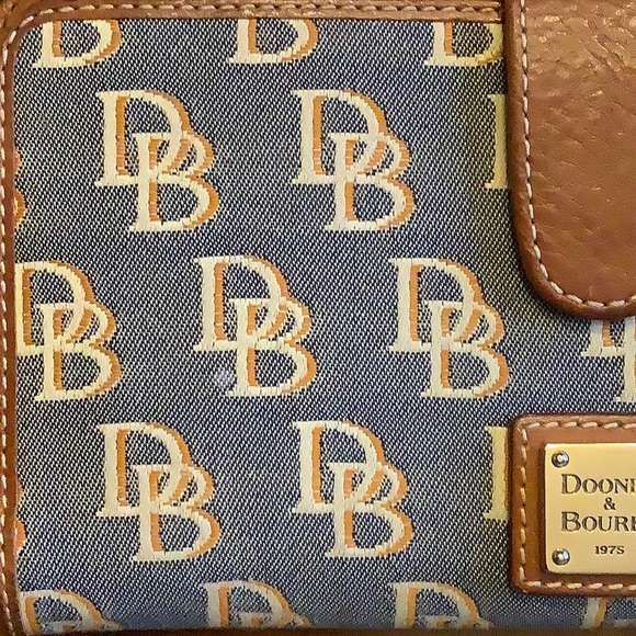 Dooney & Bourke wallet used many sections - Picture 3 of 10